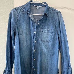 Med new without tags, never worn, Old Navy chambray button down shirt